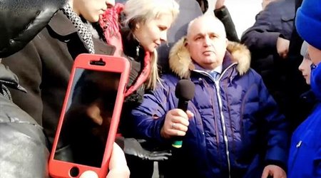 Kemerovonun vitse-qubernatoru diz çökdü: Bağışlayın - VİDEO