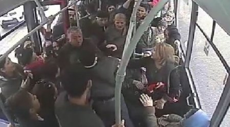 Avtobusda gənc oğlan qadınları döydü - VIDEO