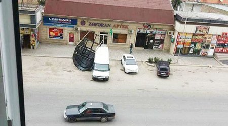 Güclü külək dayanacağı aşırdı - FOTO