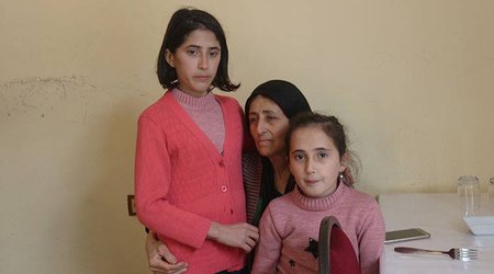 "Mən də deputat olacam" - Ölən süpürgəçinin 9 yaşlı qızı - VIDEO