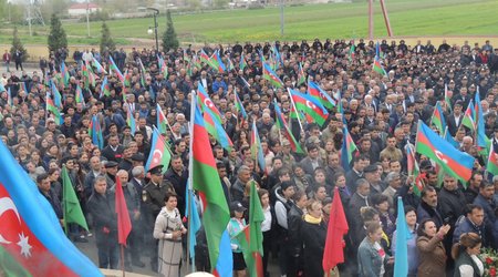 Вторую годовщину апрельских боев отметили победным шествием