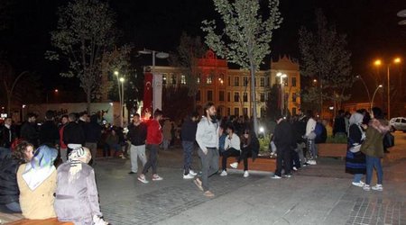 Türkiyədə zəlzələ: İnsanlar küçədə gecələdi - FOTO