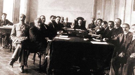 Azərbaycanın ilk valyutası satılır – 10 manata