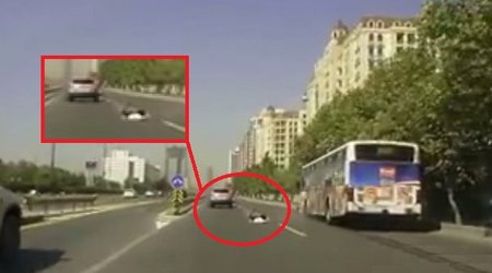 Bakıda avtobus yolu keçən qızı vurub yerə sərdi - REAL VİDEO