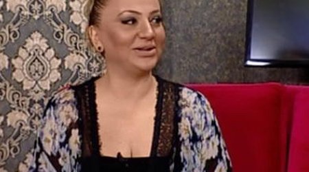 Azərbaycanlı aparıcı efirə yataq paltarında çıxdı - FOTOLAR