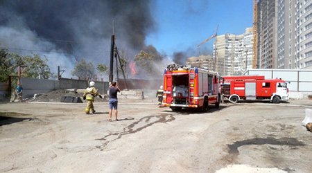 Daha bir ticarət mərkəzi yandı
