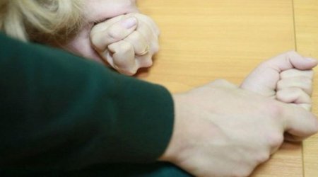 Müəllim məktəbin süpürgəçisini zorladı - Azərbaycanda