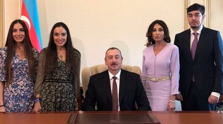 Семья Алиевых в кабинете нового президента Азербайджана