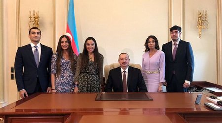 İlham Əliyev iş otağını göstərdi - FOTO