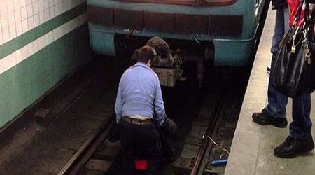 Bakı metrosunda  özünü qatarın altına atan qadının başı bədənindən ayrıldı