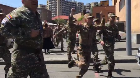 Erməni hərbçilər hərbi hissəni tərk edir - VIDEO