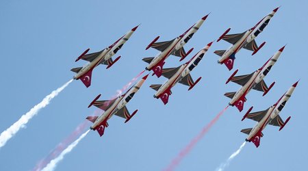 "Турецкие звезды" выполняют показательные полеты в небе над Баку