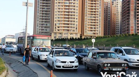 Oqtay Əsədov "20 Yanvar"dan Avtovağzala piyada gedir - Bakı-Sumqayıt yolundan FOTOREPORTAJ
