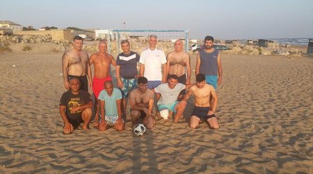 Deputat çimərlikdə futbol oynadı