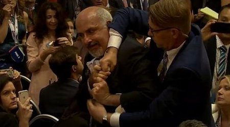 Putinlə Trampın mətbuat konfransında jurnalistə zor tətbiq edildi - VİDEO
