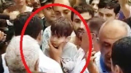 Ailəsi Nabranda 3 yaşlı uşağı tapan kişinin ayaqlarından öpdü - VİDEO