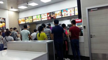 "KFC"də satıcı ilə müştəri arasında dava - VİDEO