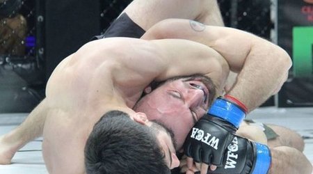 Hakim nokauta düşən MMA döyüşçüsünü “boğdu” - VİDEO