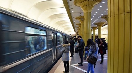 BAKI METROSUNDA BIABIRÇILIQ – YAŞLI KIŞI GƏNC QIZLARA SATAŞDI – VİDEO