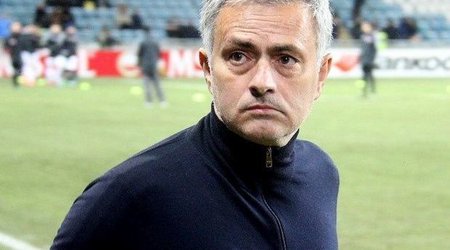 Mourinyu stadionun girişində yıxıldı - VİDEO