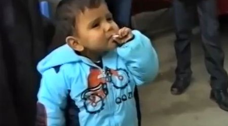 Azərbaycanda azyaşlı uşaq siqaret çəkdi, böyüklərin laqeydliyi görənləri dəhşətə gətirdi - VİDEO