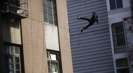 В Баку юноша бросился с крыши недостроенной высотки