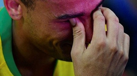 Zədələnən futbolçu meydanı ağlayaraq tərk etdi - FOTO