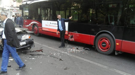 Bakıda “Bakubus” avtobusu qəzaya düşdü – Fotolar