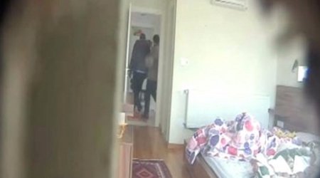 Azərbaycanda ata tualetə kamera qoydu: 15 yaşlı oğlunun başına oyun açdı- VİDEO