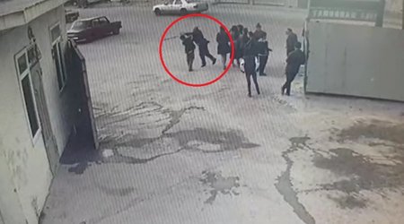 Bakıda müəllim küçənin ortasında şagirdi döydü -  VİDEO