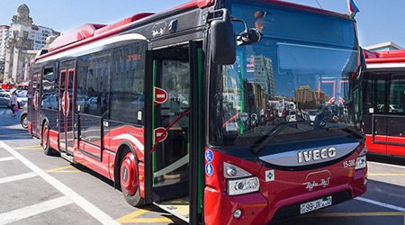 Sərnişinlə sürücü söyüşdü, marşrut 20 dəqiqə yerindən tərpənmədi - "BakuBus"da biabırçılıq - VİDEO