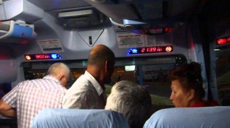 Sərxoş kişi avtobusda iki gənc oğlanı bıçaqladı - VİDEO