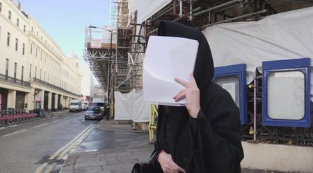 Zamirə Hacıyeva London küçələrində: “Məni tək buraxın” - VİDEO
