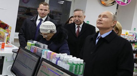 Aptekdə Putinin yanında dayanan qadın onu tanımayıbmış – Video