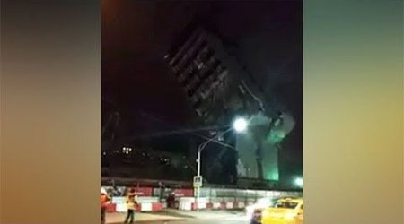 Бизнес-центр в Москве рухнул на дорогу - ВИДЕО