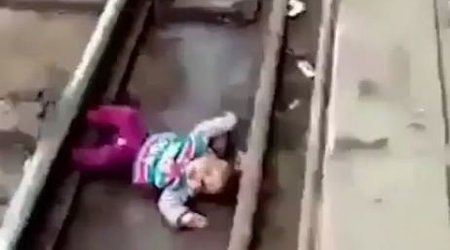 Qatar yoluna düşən uşaq ölümdən belə döndü - VİDEO