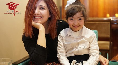 Daun sindromlu Nazlının amansiz xəstəliklərə qarşı “təhsil üsyanı” - Bir uğurun videoreportajı