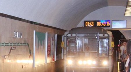 Metroda qızın corablarını dəyişməsi ilə bağlı - RƏSMİ AÇIQLAMA