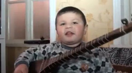 5 yaşlı uşaq sosial şəbəkələrin ulduzuna çevrilib - VİDEO