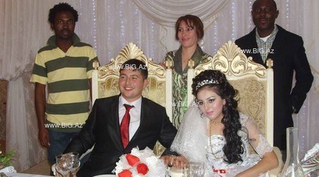9 yaşlı şagirdə aşiq olduğu iddia edilən müəllimin xanımıyla toyundan görüntülər - VİDEO