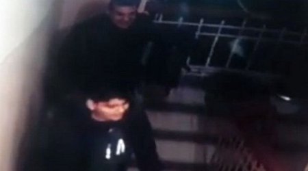 Bakıda vəzifəli şəxsin qapısı önündə növbəti qəribə hadisə - VİDEO