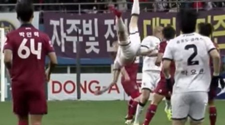 Koreyalı futbolçu oyun zamanı boynunu qırdı - VİDEO