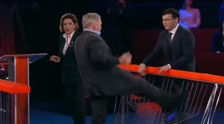 Nazir müavini canlı yayımda deputata TƏPİK ATDI - VİDEO