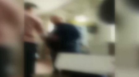 Bakıda şagird stolun üstünə çıxdı, müəllimlə mübahisə yarandı - VİDEO