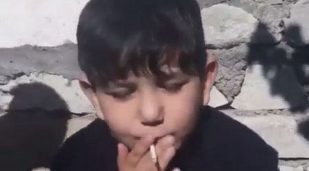 Azərbaycanda ata azyaşlı oğluna siqaret çəkmək öyrədir - VİDEO