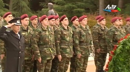 Əsgər Heydər Əliyev Mədət Quliyevlə birgə babasının məzarı önündə - VİDEO