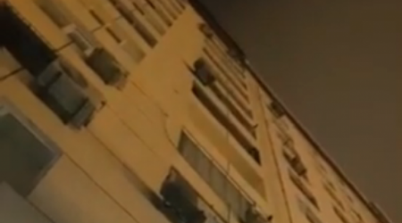 Bakıda binadan nəcis dolu torba atdılar - “Chevrolet” yararsız hala düşdü - VİDEO
