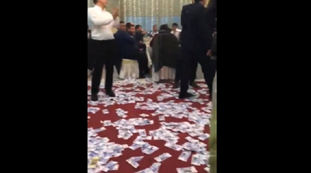 Rusiya azərbaycanlıları toyda pulu xəzəl kimi səpdilər - VİDEO