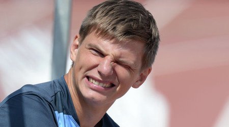 Tanınmış futbolçu fahişələrlə yaxalandı – FOTO