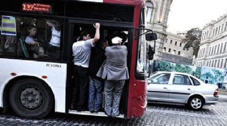 Yolun ortasında sərnişin düşürən avtobuslar — VİDEO